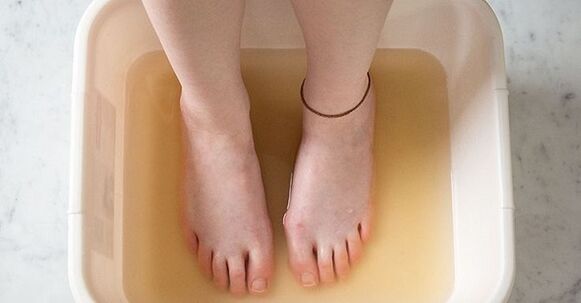 Bad mit Jod zur Behandlung von Nagelpilz